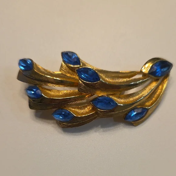 Vintage Kramer Elegant Gold Brooch with Blue Accents Crystals - Picture 1 of 6